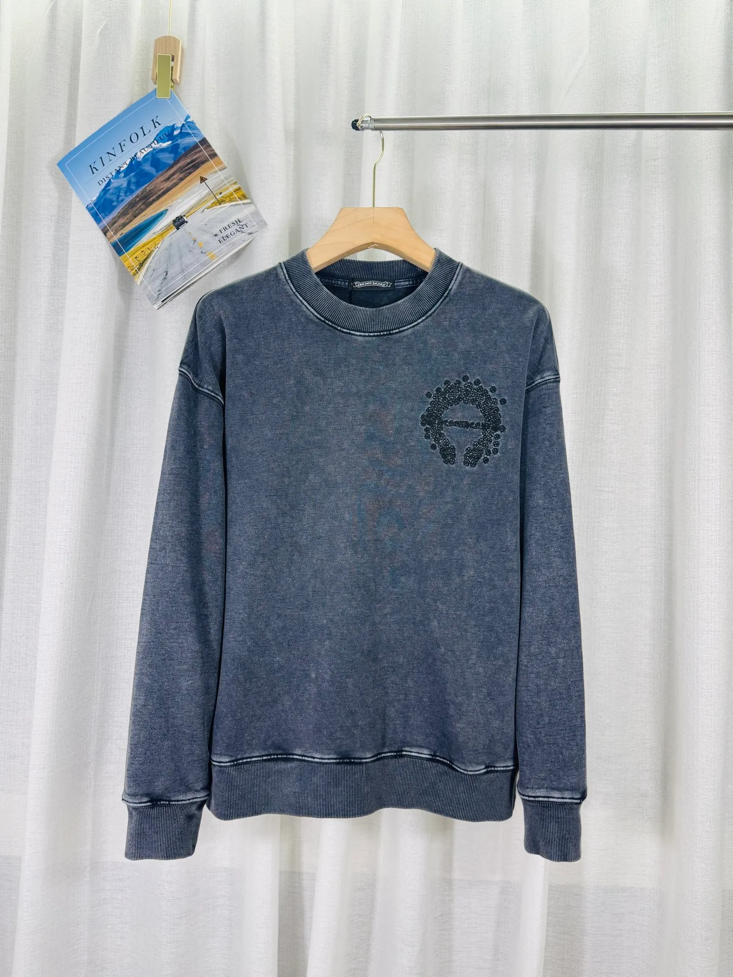 P270 top version, real shot without P, ​​different from market currency) 𝗖𝗵𝗿𝗼𝗺𝗲 𝗛𝗲𝗮𝗿𝘁𝘀/Cro Heart 2025 washed patch embroidery autumn and winter new original single counter American laser burnt 3D three-dimensional color embroidered couple casual sweatshirt 👑The highest version! Customized fabric 430g tripe terry fabric! American acid-washed and distressed original fabric laser burnt ✟appliqué embroidery and exquisite embroidery of letters! The best-selling model in the counter, very comfortable to wear. Accessories: original molded and authenticated collar label➕100% silk wash label. Genuine purchase-grade original hangtag➕matching hanging rope➕3D hanging beads➕original packaging bag. Craftsmanship: The original version has consistent wiring! The highest version of the armhole matching technique! Color: Gray Black Size: S M L XL Style No.: 9301
